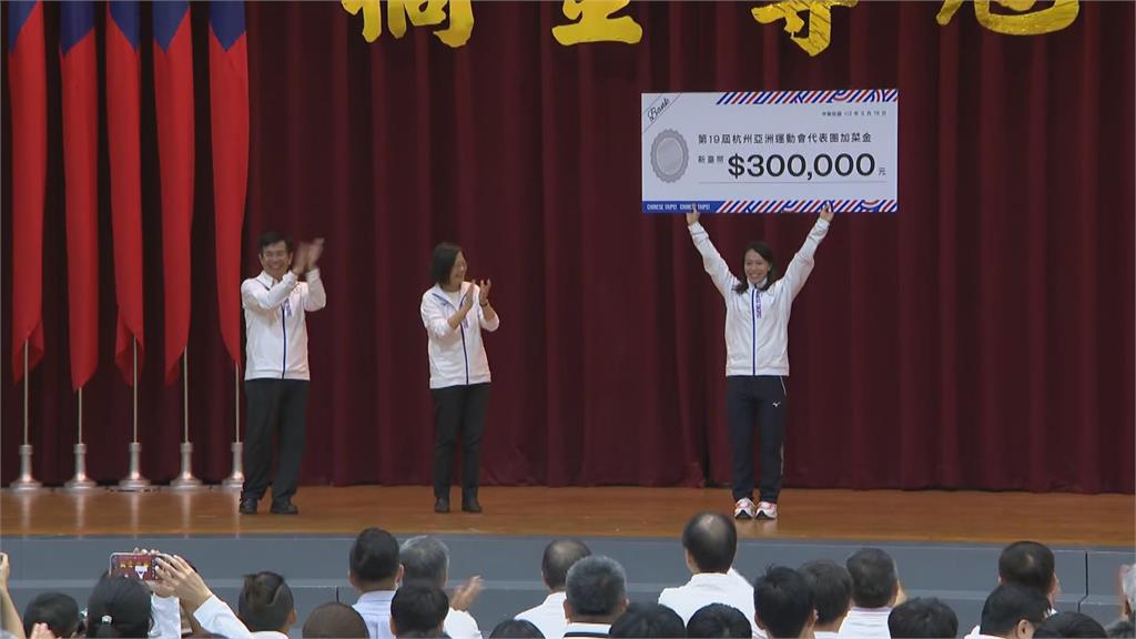 快新聞/為亞運台灣隊送上「摘金奪冠」御守 蔡英文期許:突破自我創最好成績