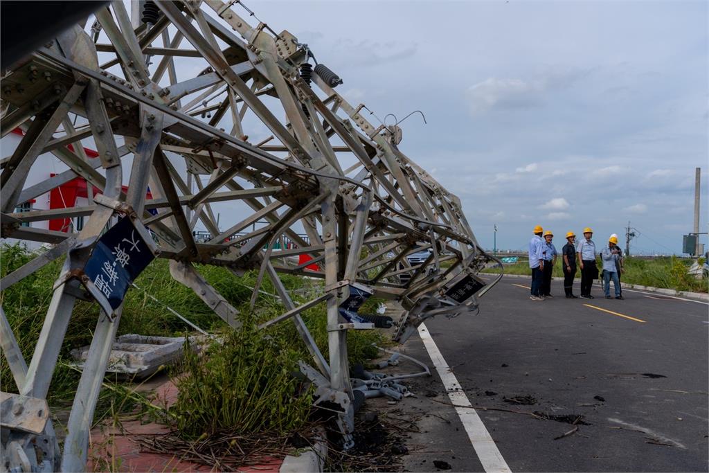 丹娜絲路徑百年首見重創雲嘉南 全國超過71萬戶停電 台電動員萬人次全力搶修