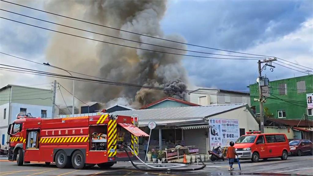 最新／花蓮民起火！民眾抱瓦斯桶、神像逃生　濃煙竄天嚇人畫面曝