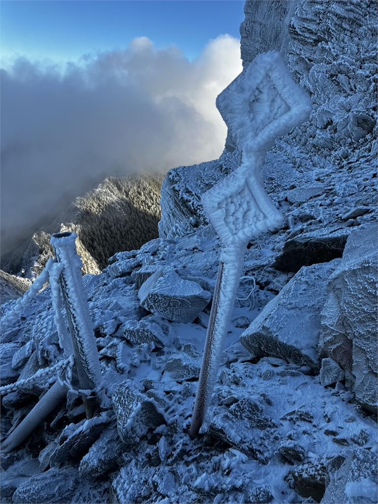 快新聞/玉山下雪了!主峰步道積雪2公分 山友登頂驚見絕美冰雪世界