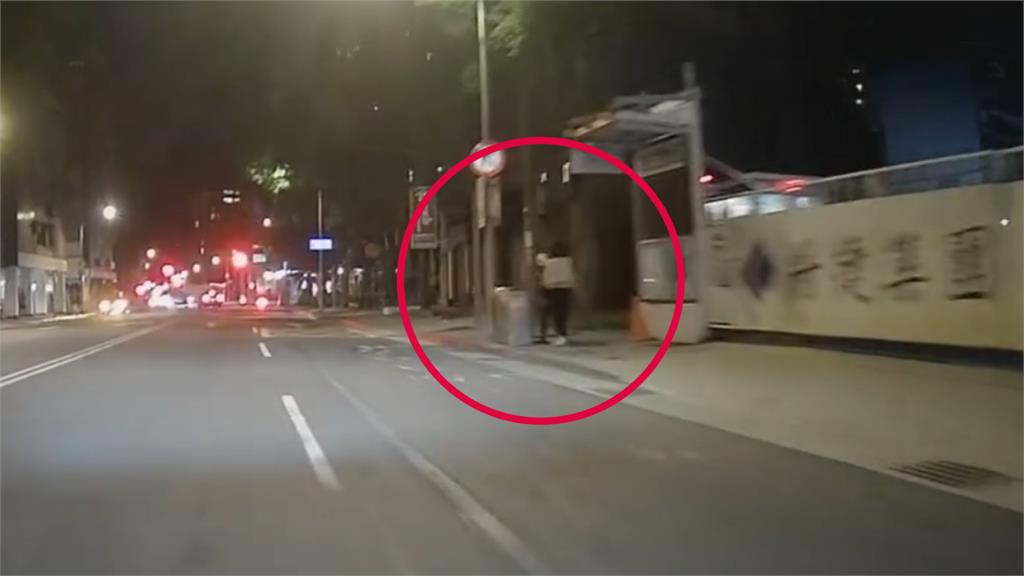 影/不只北車…台北深夜驚見「遊民褲子脫一半」大街侵犯女子!機車情侶急制止