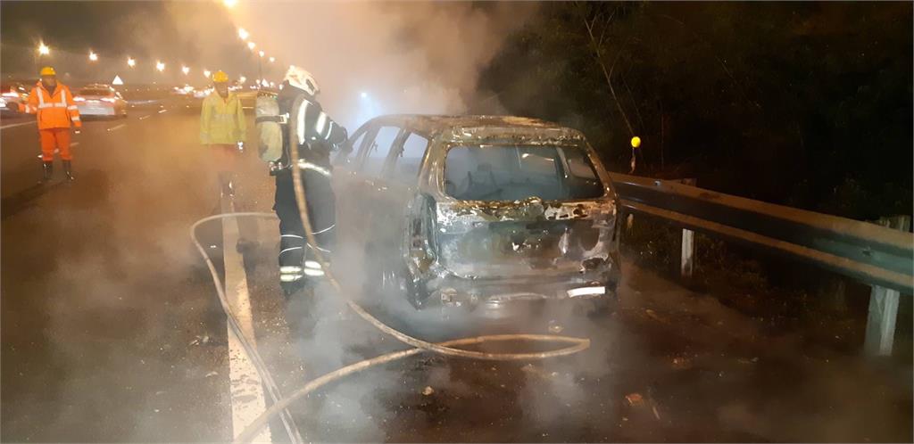 快新聞／五楊高架夜間火燒車！　轎車起火狂冒黑煙