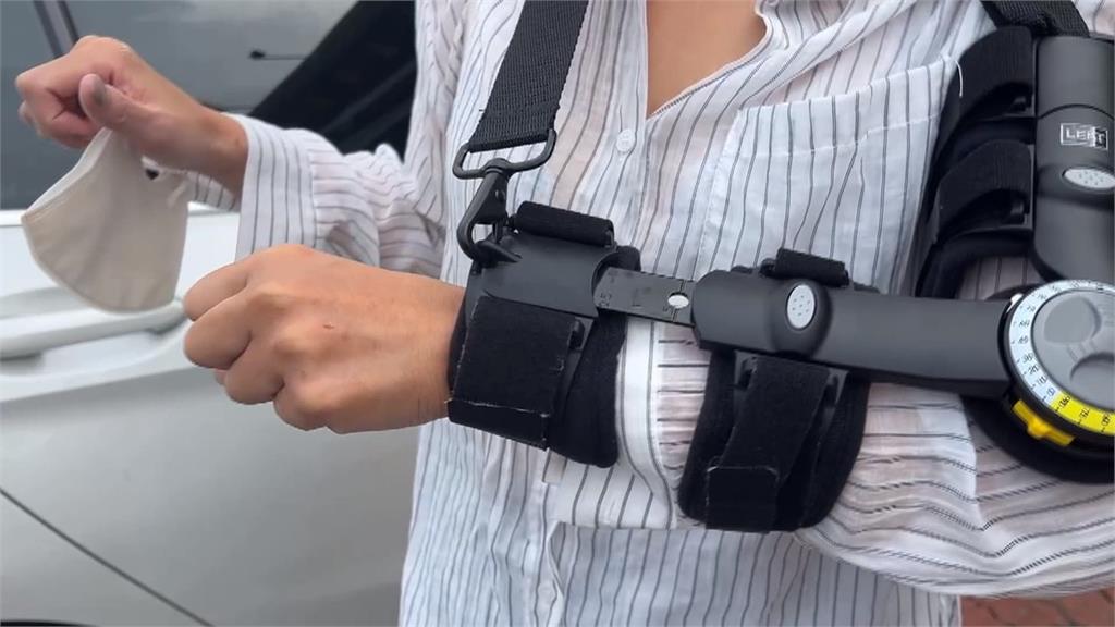 婦人沒走斑馬線！害騎士閃避自摔　手遭車子輾到骨折