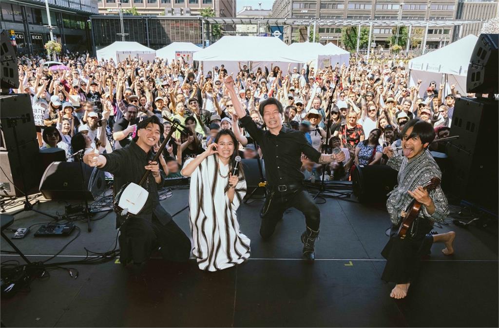 芬蘭廣場「50歲禁慾大叔猛吼死腔」暴紅！13萬人見「竟是林昶佐」秒噴淚：真的很狂