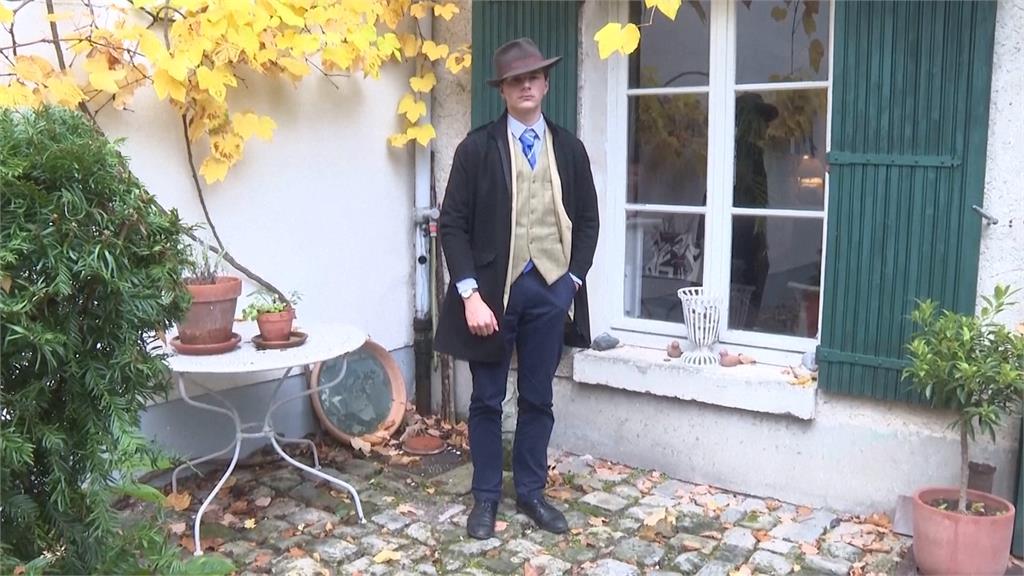 羅浮宮外「神秘男子」意外大紅 15歲偵探愛復古打扮