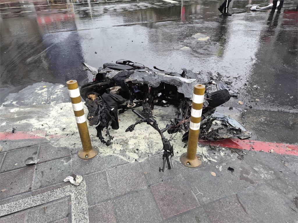 悚!駕駛不熟路況釀禍撞飛機車 漏油起火騎士腳底「火在燒」急逃生