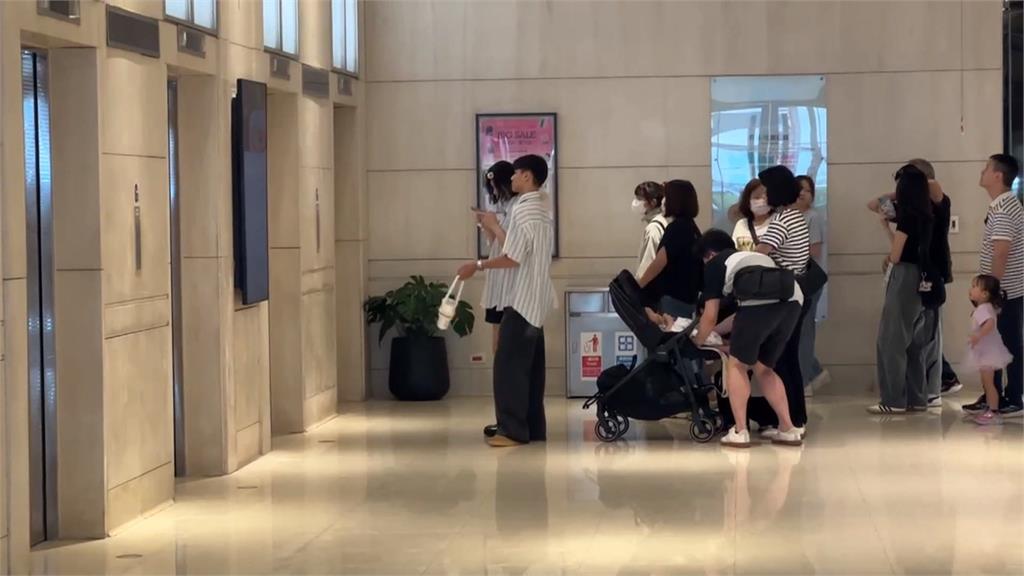 台中新光三越甫復業!電梯地板遭發現「磁磚碎裂」 市府:已修復
