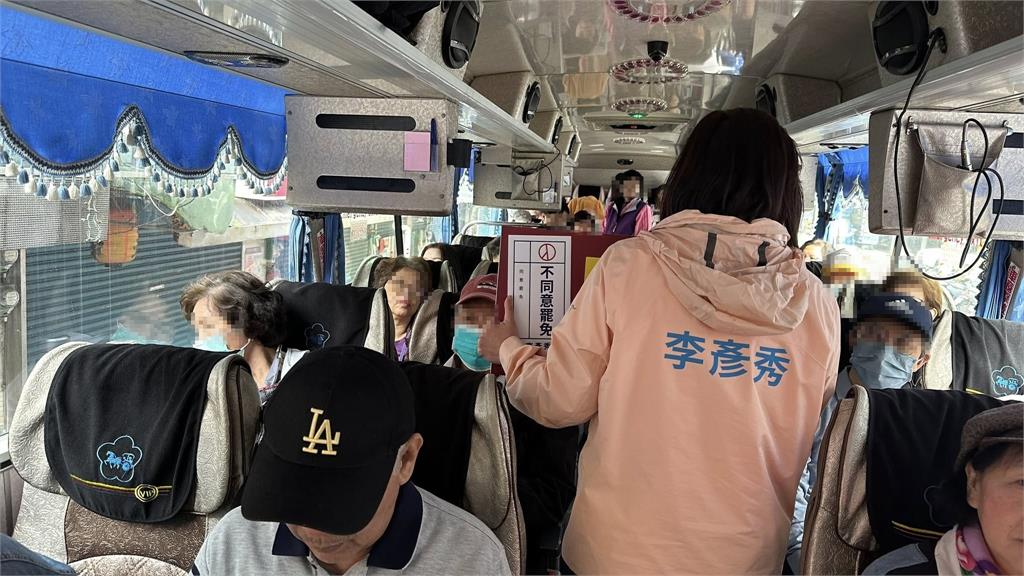 遊覽車阿姨「拿1物狂宣傳」竟是李彥秀!車上阿嬤眼神太誠實…網驚:真的好急