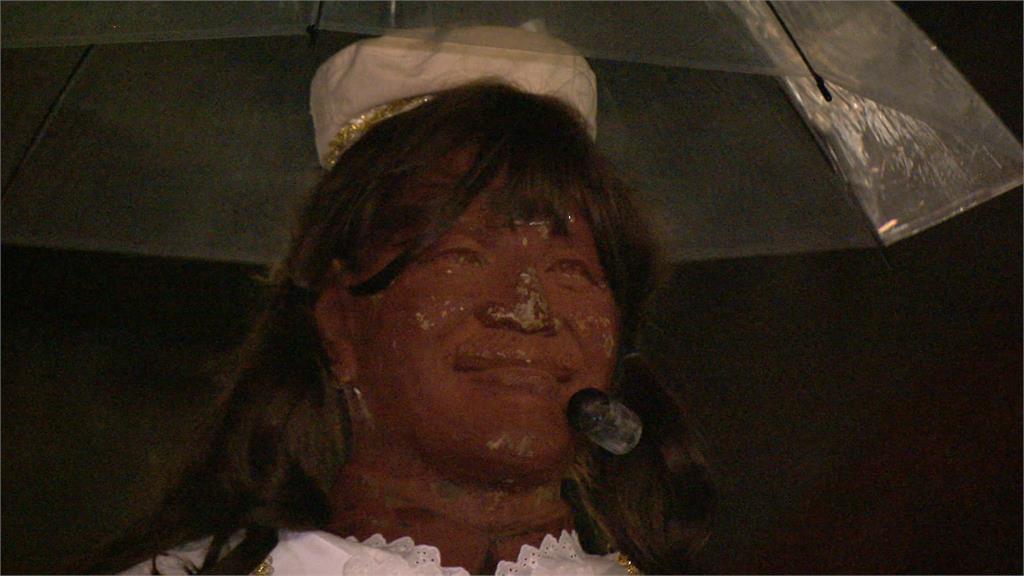 畢業季建中學生替蔣介石銅像打扮 化身爆紅迷因「Ruby蔣」