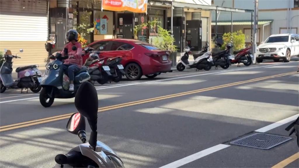 停等紅燈遇假摔! 苗栗男拍車窗喊「嘜走」