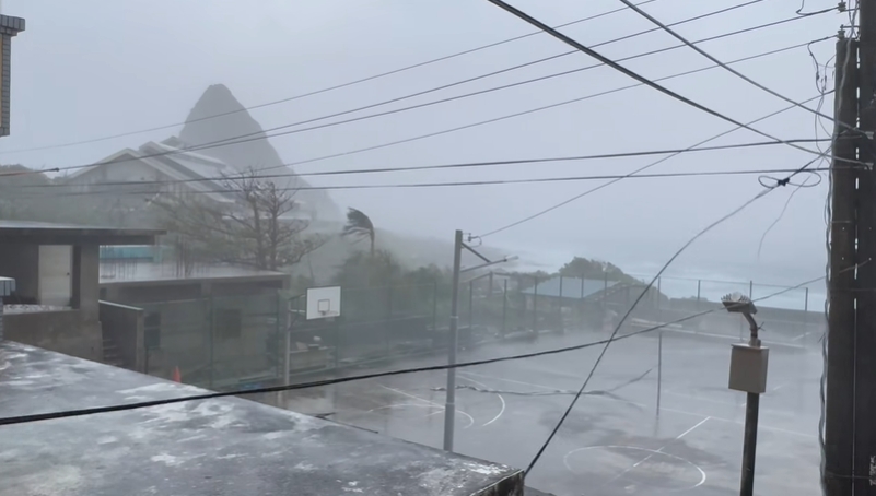楊柳暴風圈觸陸!蘭嶼電線被吹歪「狂風暴雨畫面曝」當地人嘆:願大家平安