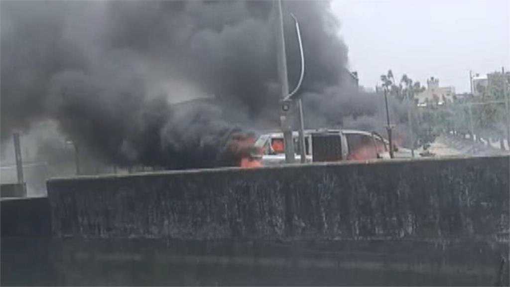 另類颱風受災戶!疑凱米稻草成堆釀禍 廂型車空轉冒火花瞬間成火球