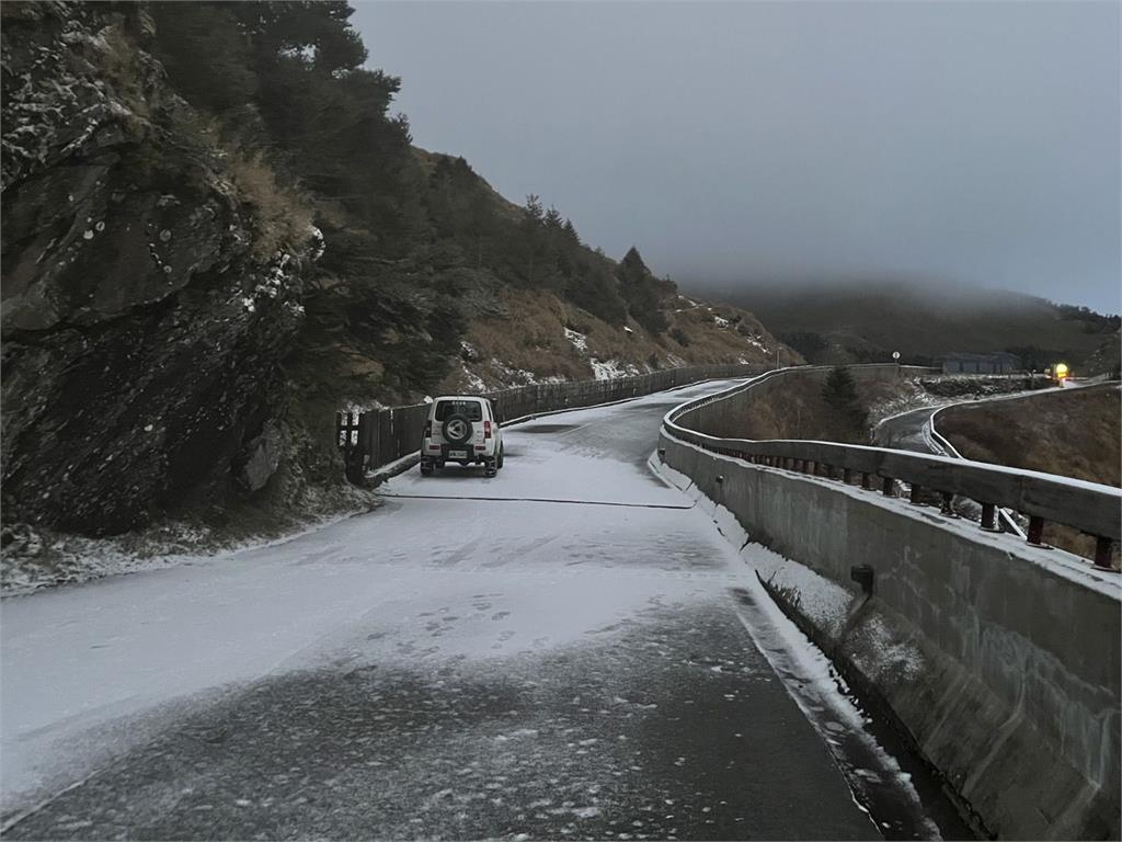 快新聞/銀白世界!合歡山降雪厚度0.5公分 「這路段」仍需掛雪鏈通行