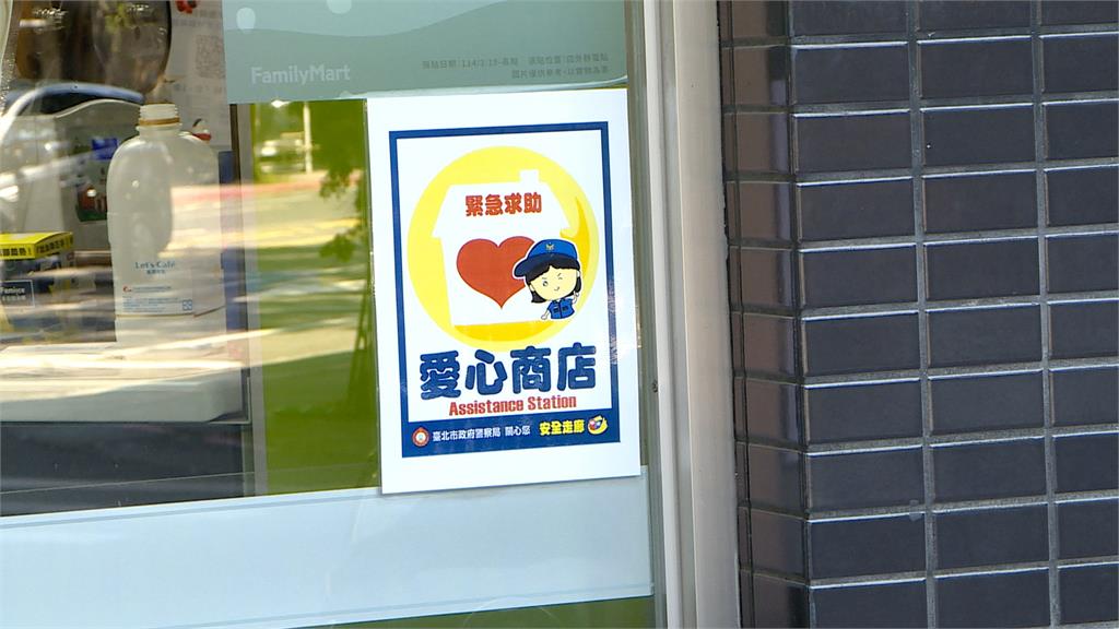 女喝到斷片睡昏在計程車上 2警化身保母護送回家