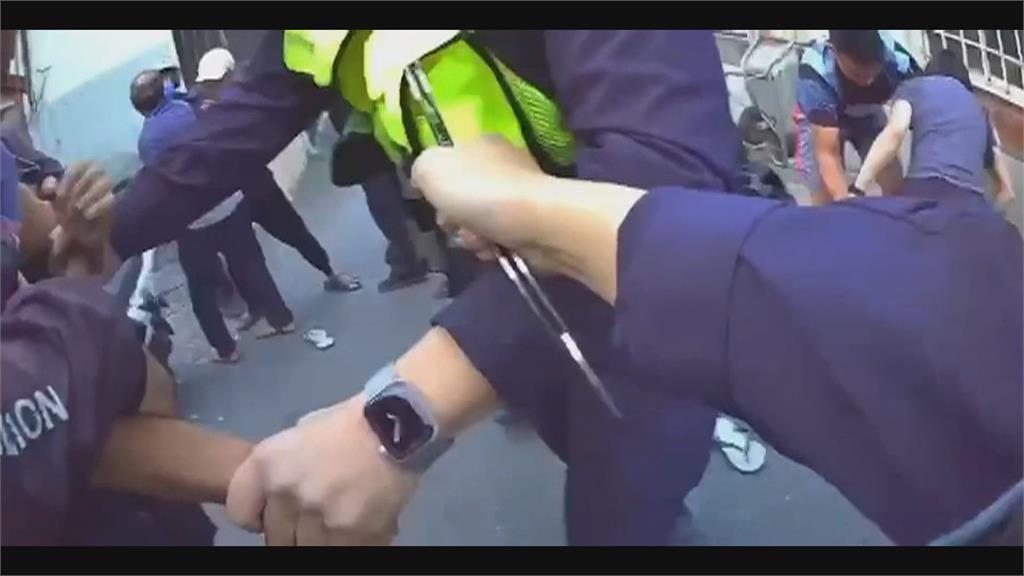 家族聚會酒後失控起爭執 全家人動手襲警全進警局