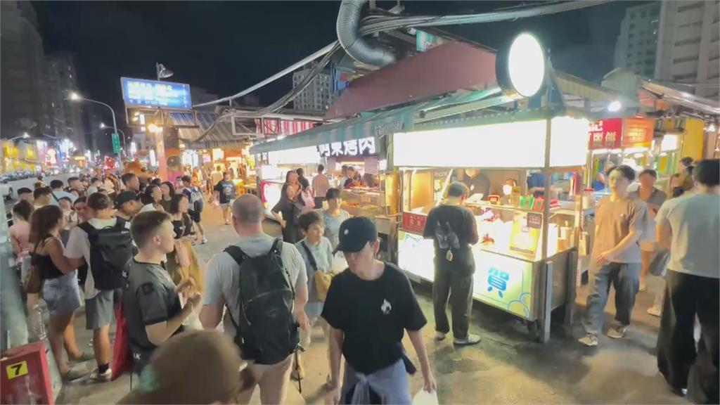 逛夜市被狗嚇到！女子、飼主爆口角　當事犬呆坐人群中