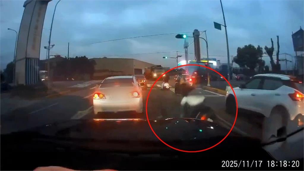 混凝土車「漏一坨」！　騎士慘摔險遭追撞險象環生