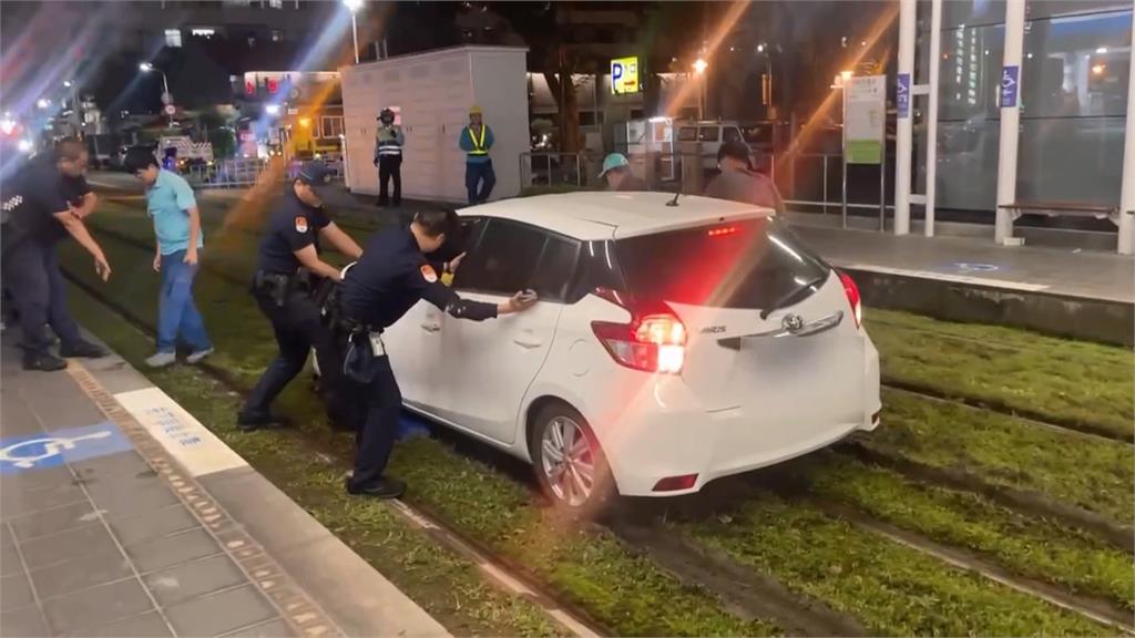 輕軌變專用道!小客車轉彎進軌道開一公里路 釀輕軌停擺半小時