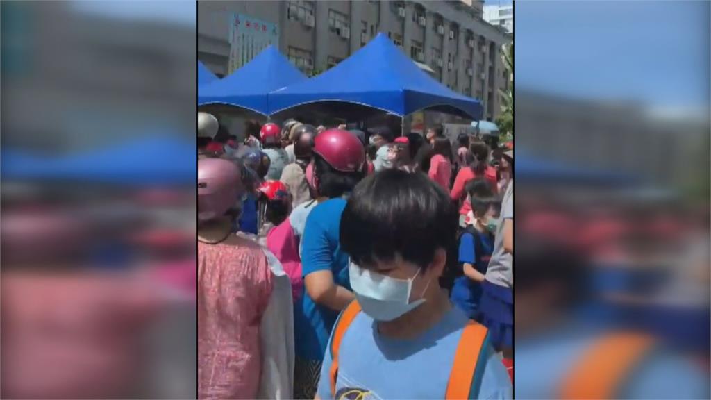 沒有社交距離!返校日「百人大群聚」 接送家長擠爆國小校門口