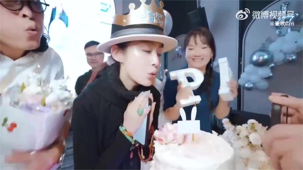 張敏55歲生日「真實狀態」太嚇人!合體「小10歲男友」甜蜜吹蠟燭