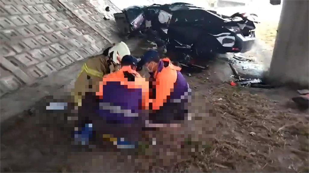 危險駕駛!廣場瘋狂甩尾繞圈 無照少年突然失控衝上人行道