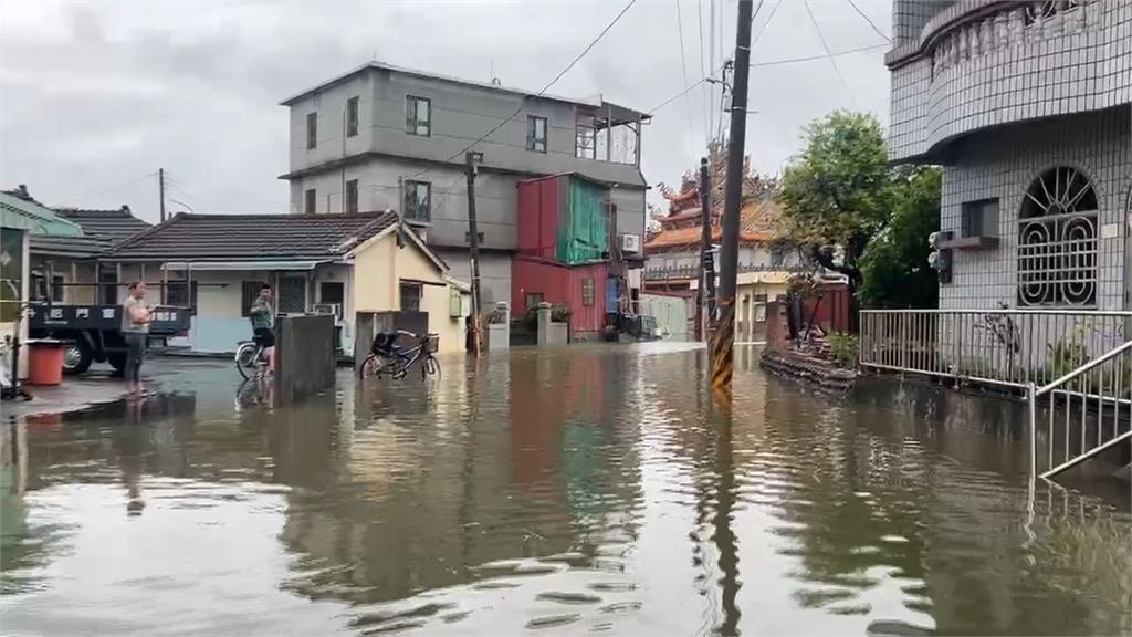 暴雨逢大潮!嘉義六腳「水淹半顆輪胎」 法拉利駕駛迴轉落跑