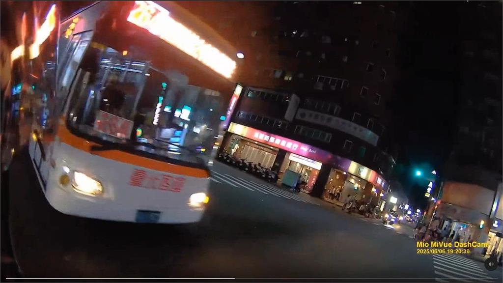 待轉之際險被公車擦撞 騎士:伸手就能觸碰 差點天人永隔