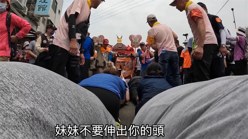 吳鳳妹妹初體驗大甲媽祖遶境！抱病鑽轎底「為土耳其地震區祈福」