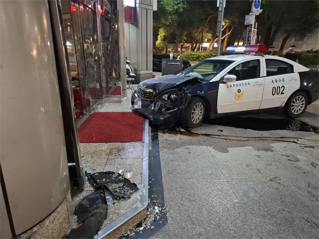 快新聞／北市凌晨警車衝撞大樓　波及2民眾送醫後無礙