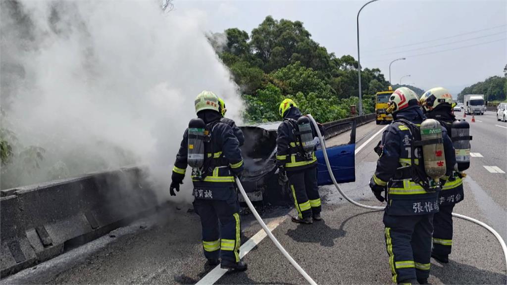 國1北上154K路段火燒車 駕駛、乘客急停路肩逃生