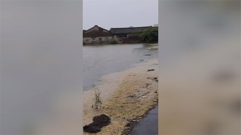 暴雨肆虐多處釀災 彰化淹水橡皮艇出動救援   苗栗山區落石民眾受困求援