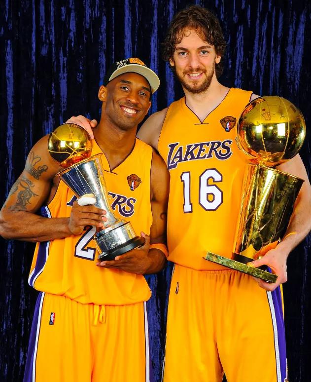NBA(影)/巧合?17年前同一天湖人也有重磅交易 迎來Kobe最佳拍檔