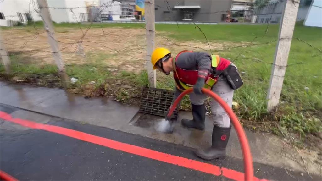 垃圾車驚傳污水偷排水溝　綠營抬廚餘桶圍市府怒轟