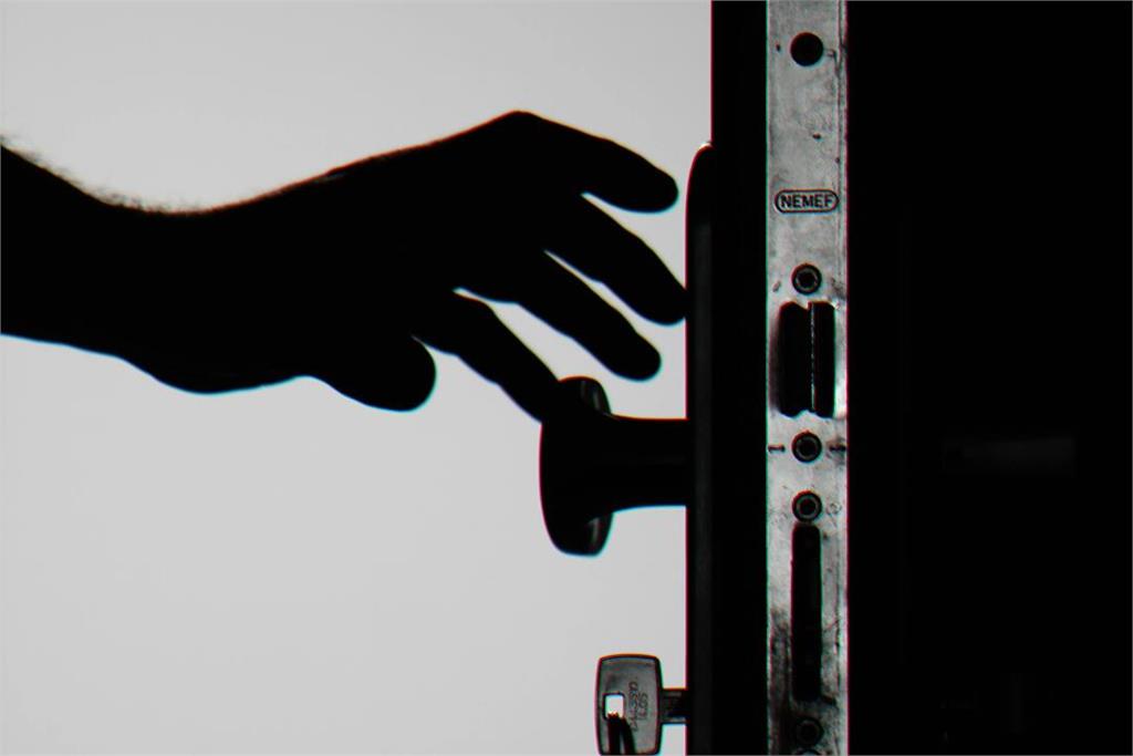 蛋蛋危機!女闖男友家踹門「狠割睪丸」 通緝燦笑照讓人發毛