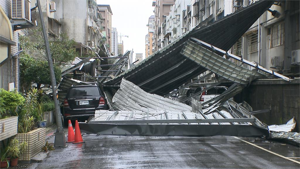 台北松山醫院宿舍「鐵皮屋頂」砸屋車　受災戶徹夜難眠！組自救會向院方求償