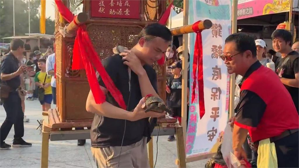 嘉義城隍廟寵物平安燈「買一送一」　點毛孩平安燈贈送主人光明燈