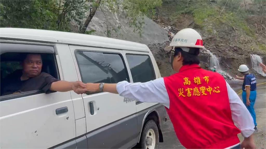 高雄茂林等三原鄉部落遭重創　多處校園堆積樹木殘枝與土石宛如小山丘