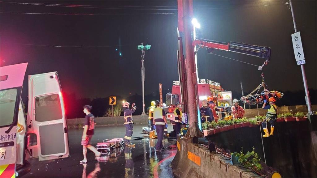 快新聞/命大!三峽暗夜車禍「騎士遭撞飛摔落邊坡」 奇蹟未受致命傷