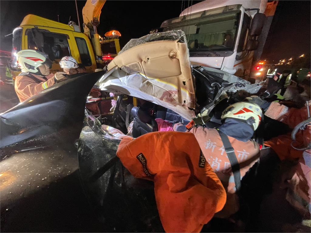 快新聞/國3北上重大車禍!4車連環追撞釀6傷 2人意識不清急送醫