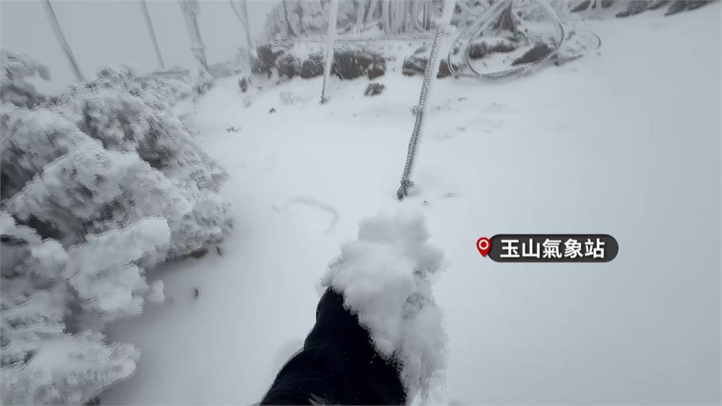 高山再降雪！玉山積雪厚達3cm　　太平山莊迎來入冬第一場冰霰