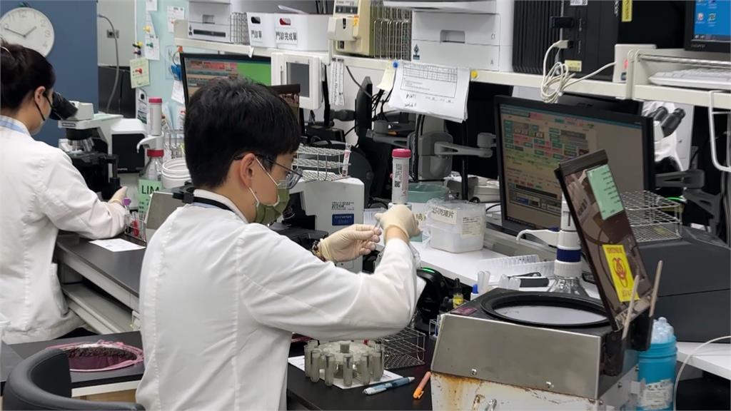 台南柳營奇美醫院組龍舟隊 下班"路上行舟"練划超反差