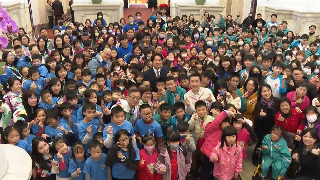 快新聞/賴清德與萬里學弟妹相見歡 合影擊掌樣樣來!學生幽默稱「我手不洗了」