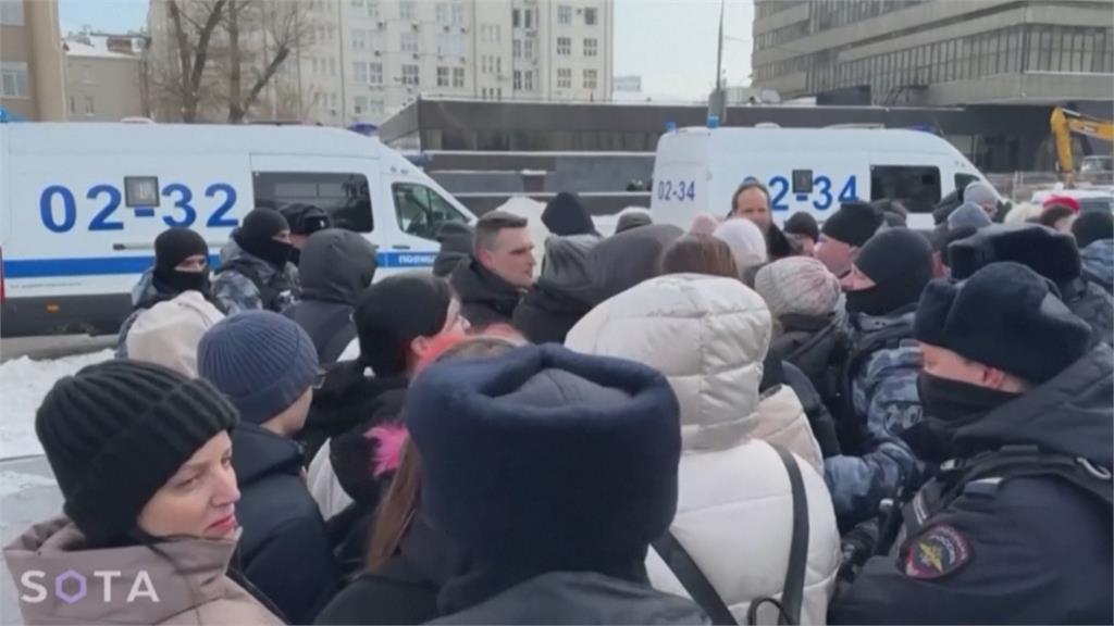 俄羅斯反對派領袖納瓦尼猝逝　民眾自發悼逾400人遭俄警逮捕