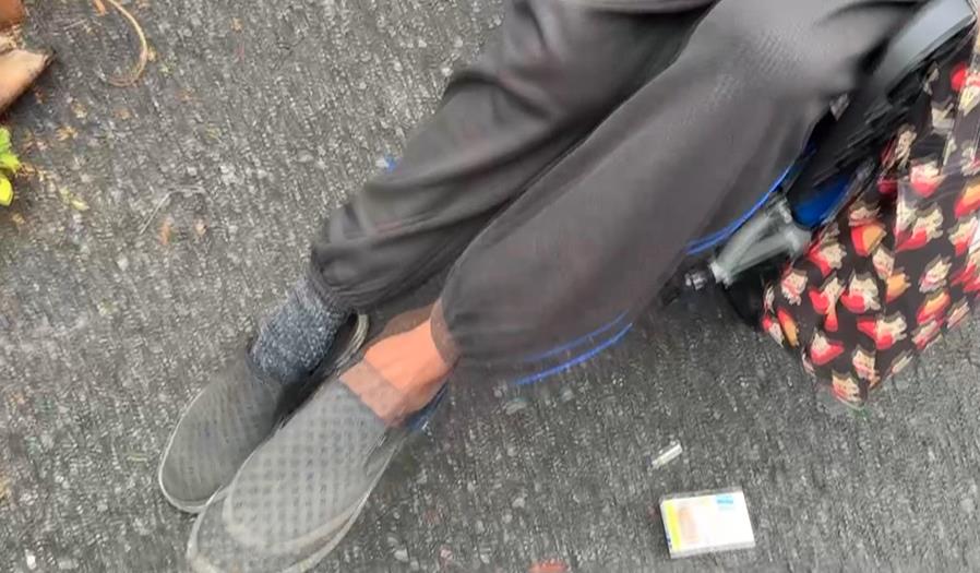 南投埔里阿伯輪椅當機車騎 單腳滑「倒退嚕」過馬路