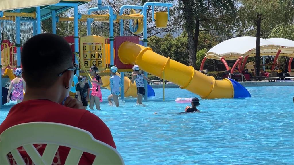 民眾穿泳衣泳帽卻被拒絕入池 知卡宣親水公園稱「材質不符」