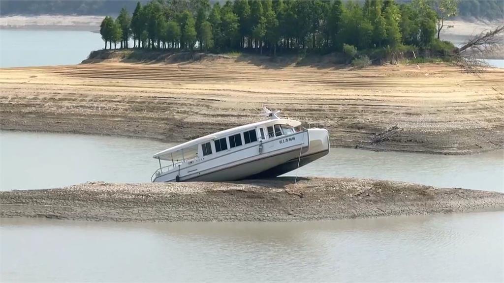 水情拉警報!烏山頭水庫乾到見底 庫底「石鋼琴露出」