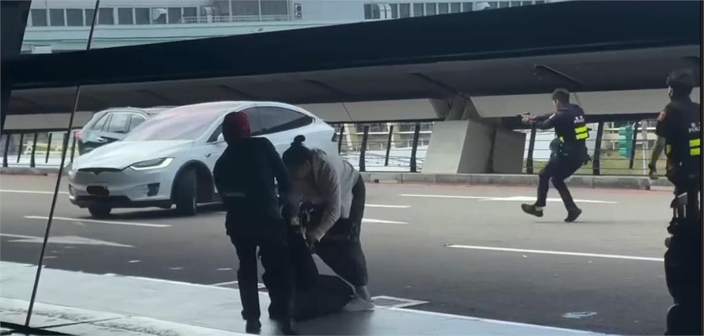 獨／桃機驚傳槍響！警朝特斯拉「狂轟8槍原因曝」行車紀錄器畫面超驚悚