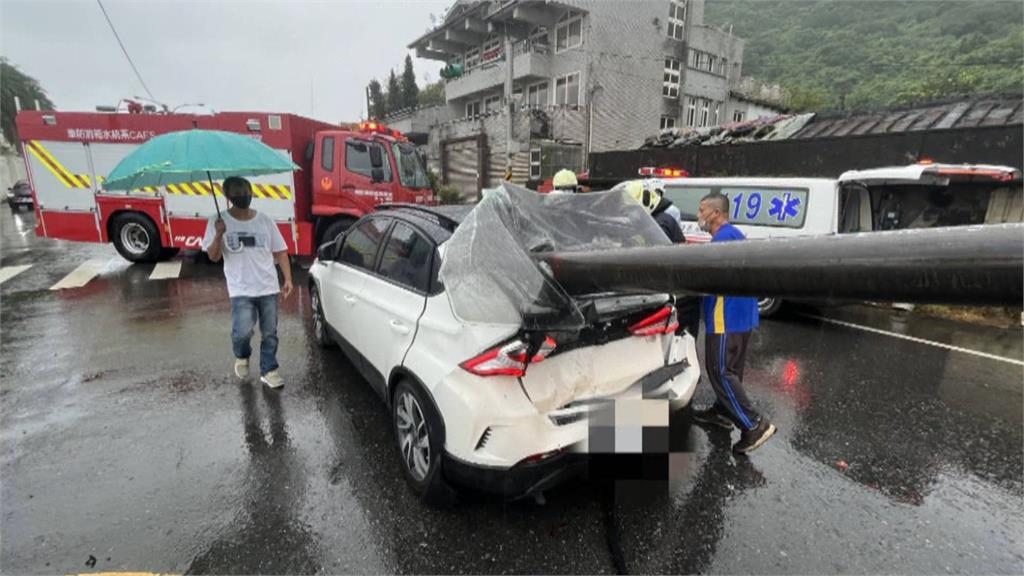 悚！聯結車紅燈急煞　鋼管穿破車頭直插前車