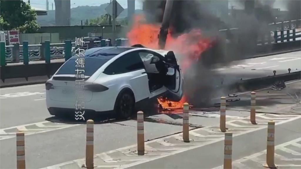 林志穎開特斯拉自撞分隔島 熱心民眾助脫困