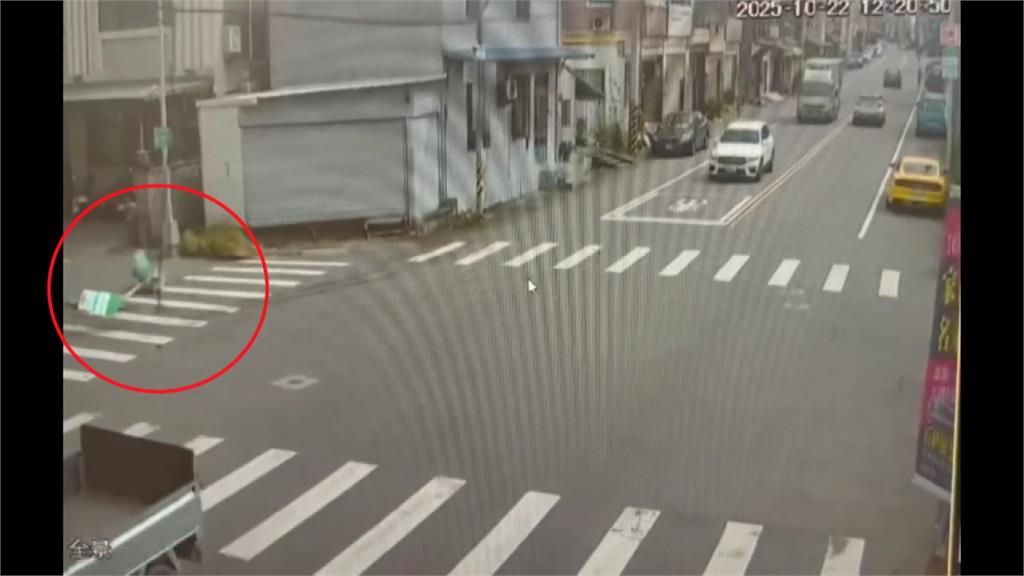 有夠大的風!　苗栗苑裡號誌燈桿遭攔腰吹斷